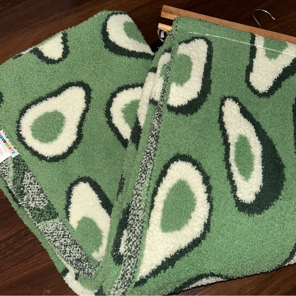 The Novogratz Oversized Throw Avocado Blanket NWT